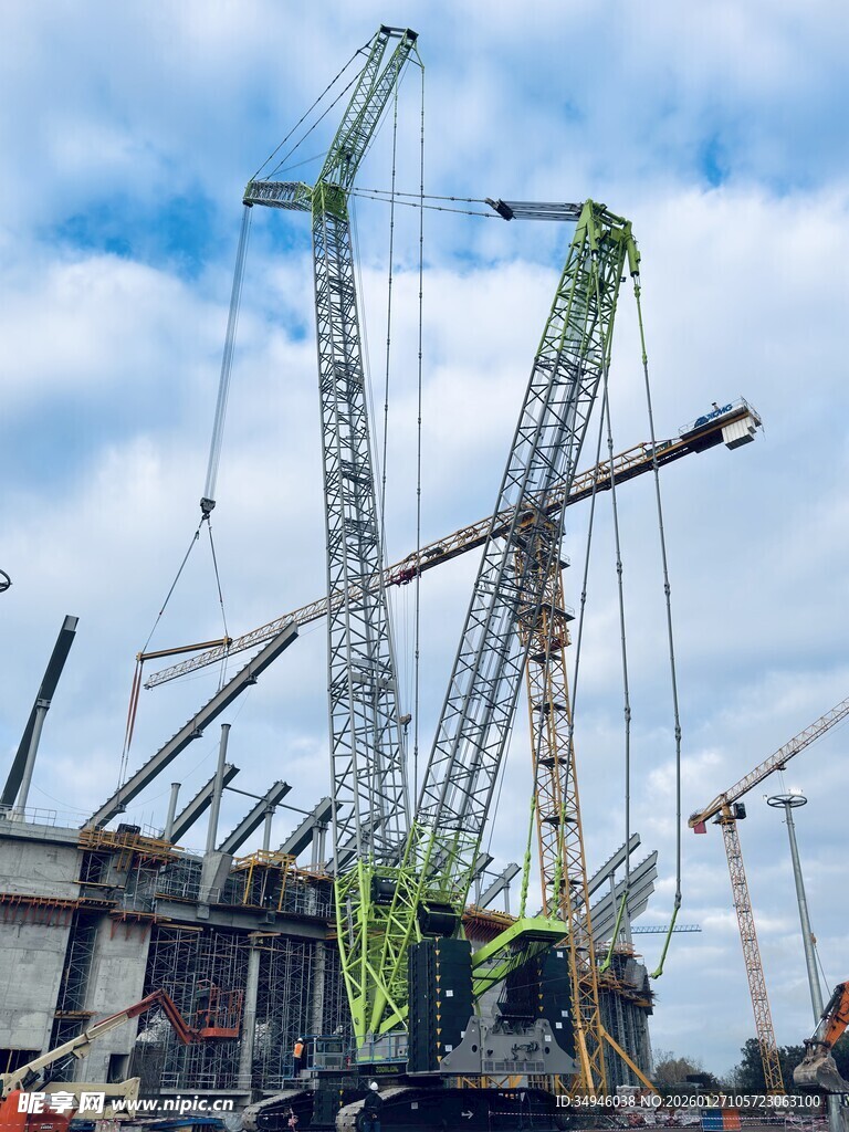 施工现场多台起重机作业