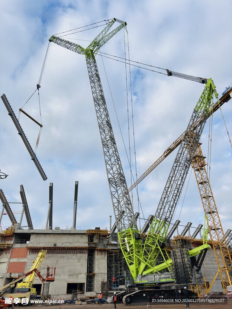 施工现场多台起重机作业