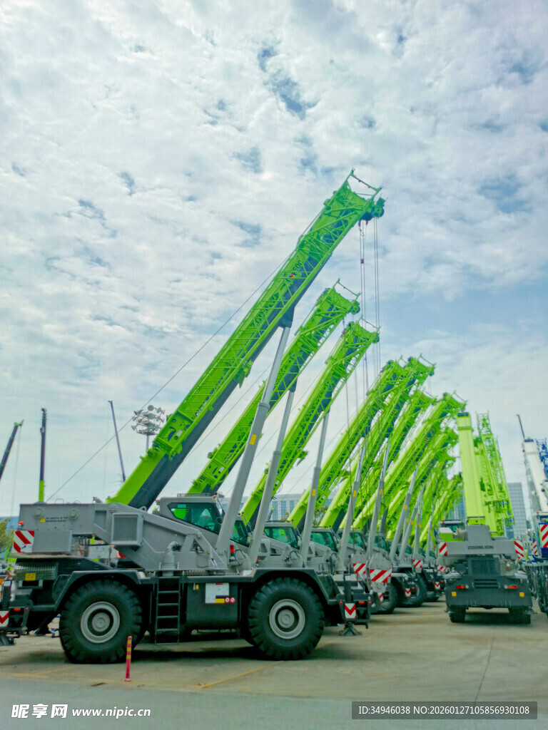 一排壮观的绿色起重机
