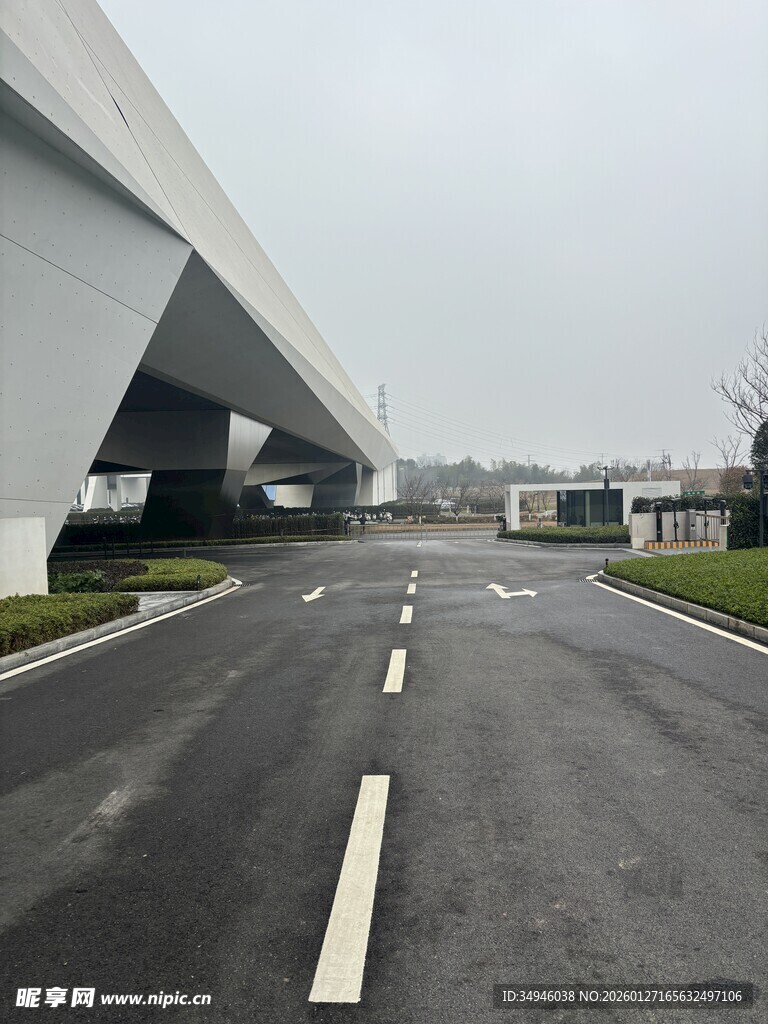 空旷道路与现代建筑景观