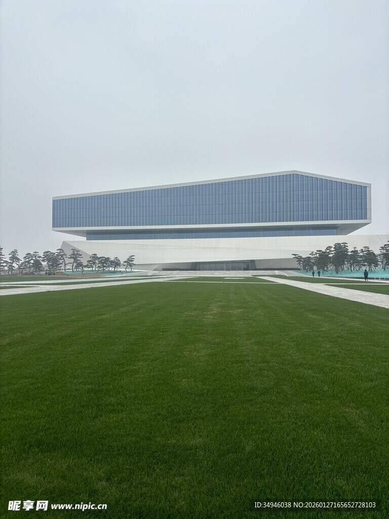 现代建筑前的大片绿草地