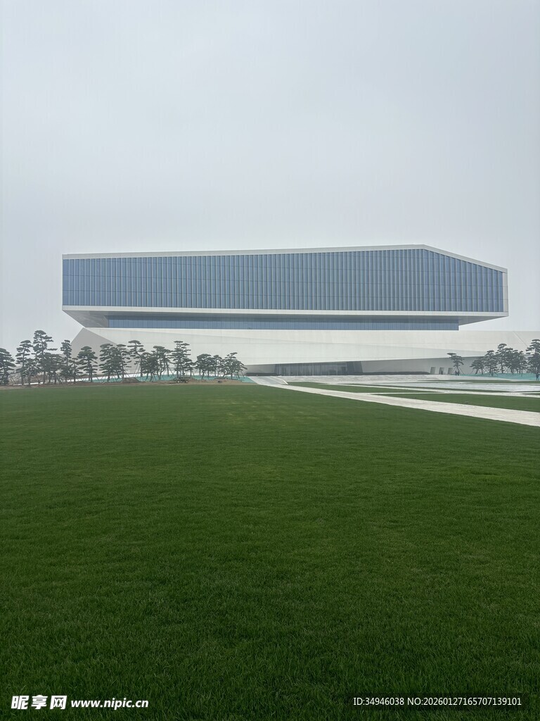 现代建筑与开阔草坪景观