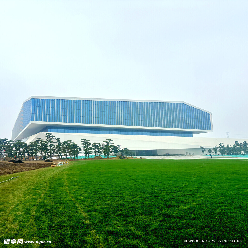 田野旁的现代大型建筑