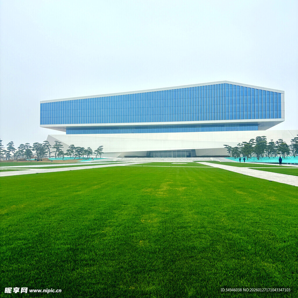 蓝白建筑前的翠绿草坪