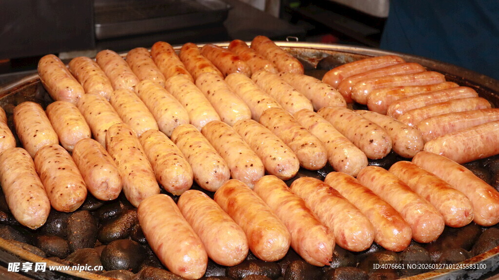 烤架上的美味小香肠