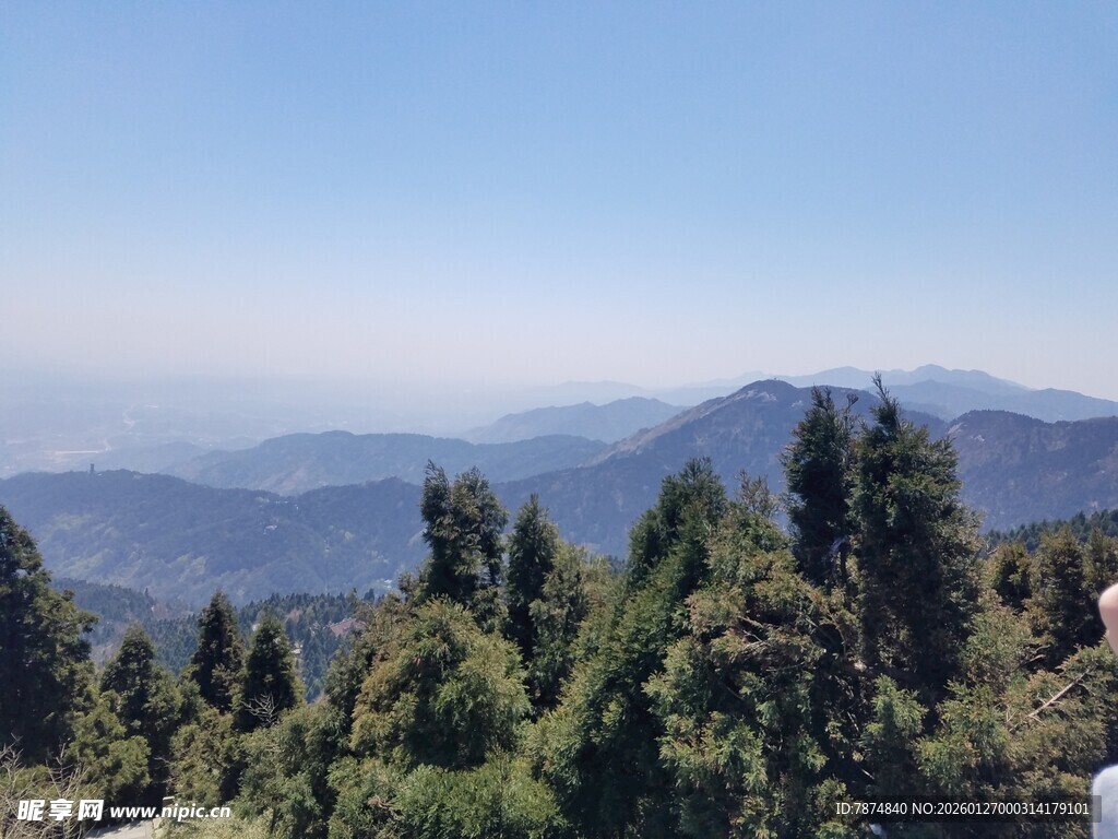 山林远眺 壮阔山峦景色