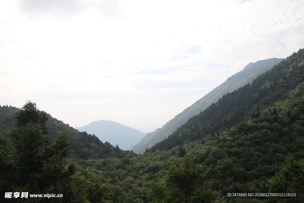 青山翠谷间的自然景致