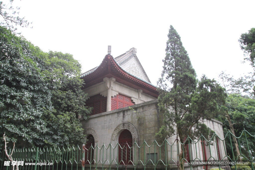 中式古建筑隐于葱郁林间