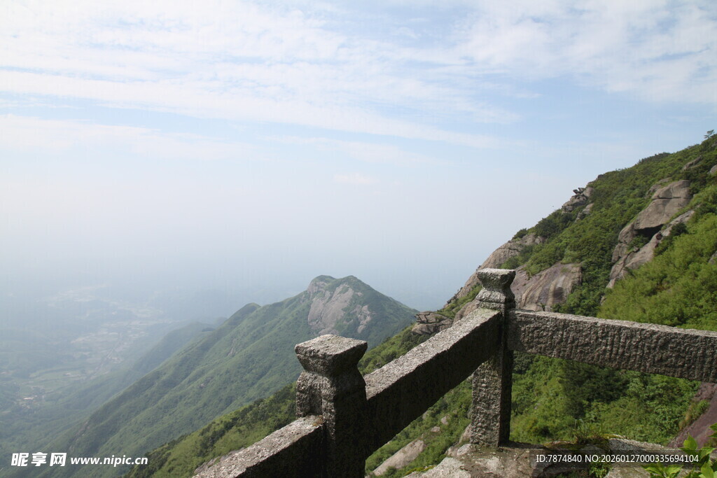 山间观景台俯瞰壮丽山景