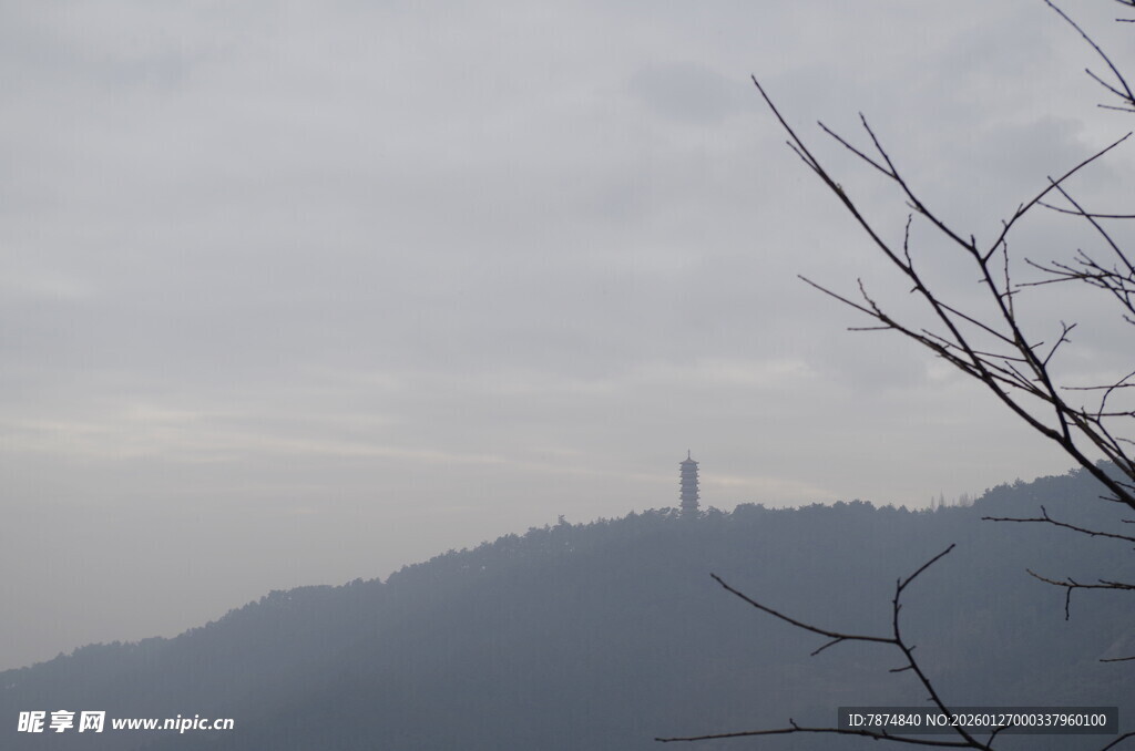 远山孤塔 雾霭朦胧之景