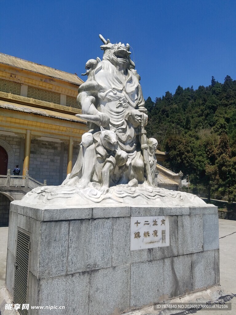 寺庙前的精美石雕神像