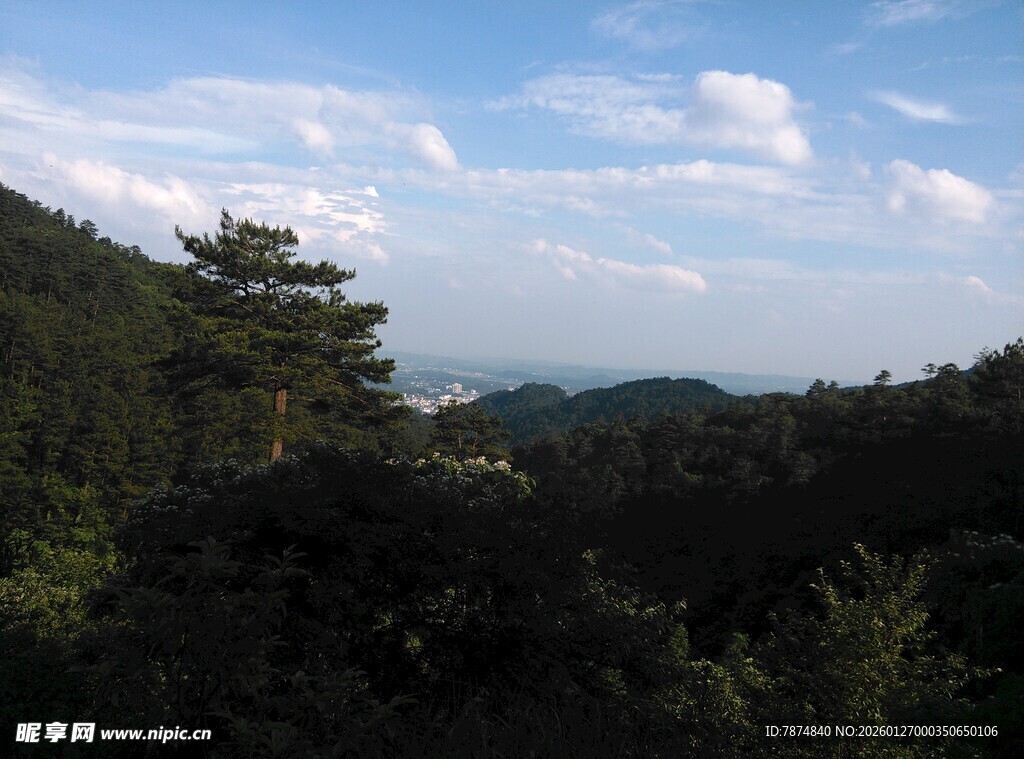 山林间远眺开阔天际景色
