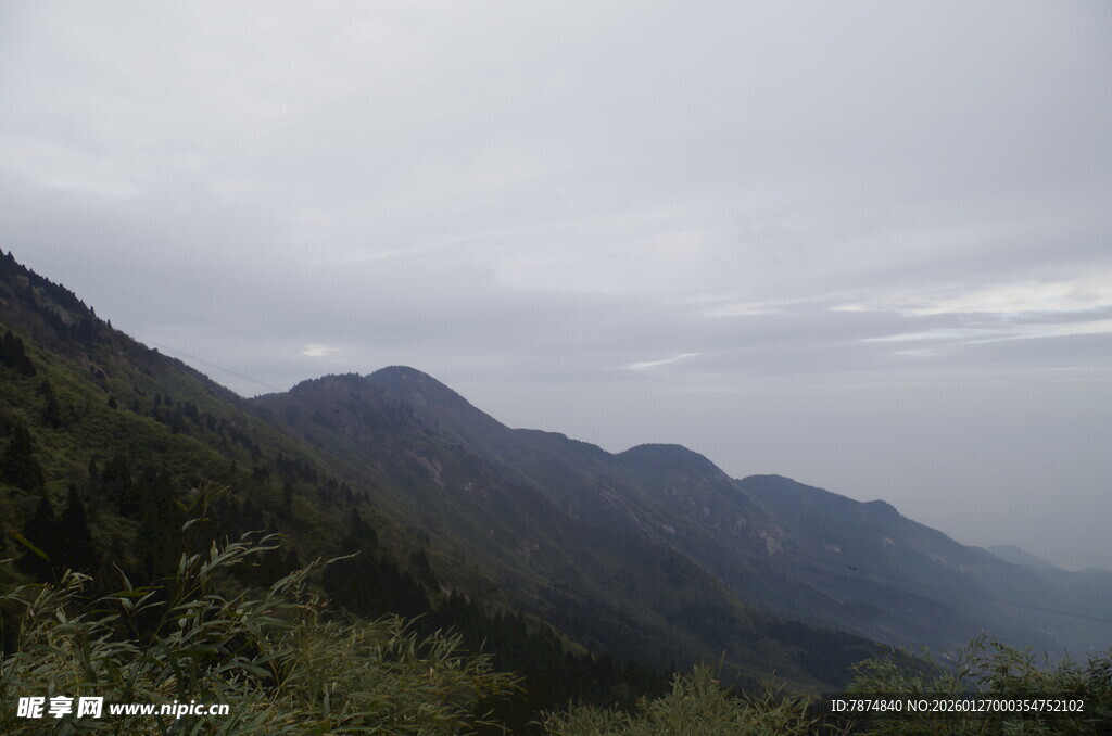 云雾缭绕的连绵青山