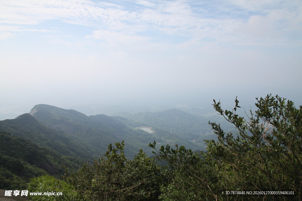 山间绿意 远眺朦胧山峦