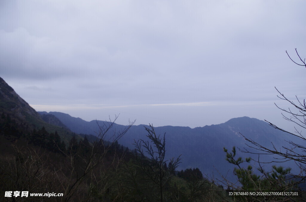 山间云雾缭绕的壮丽景致