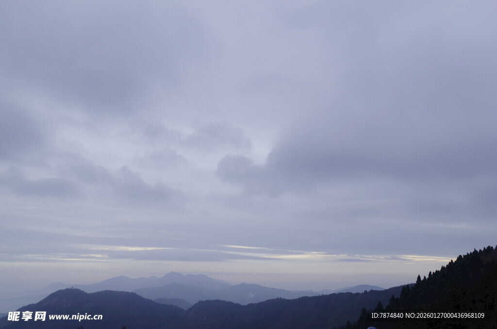 云雾缭绕的山峦景色