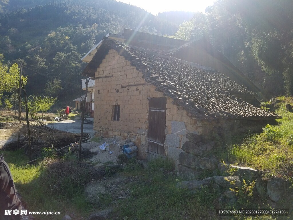 山间小屋沐浴在晨光中