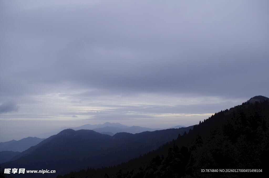 山间云雾缭绕的壮丽景致