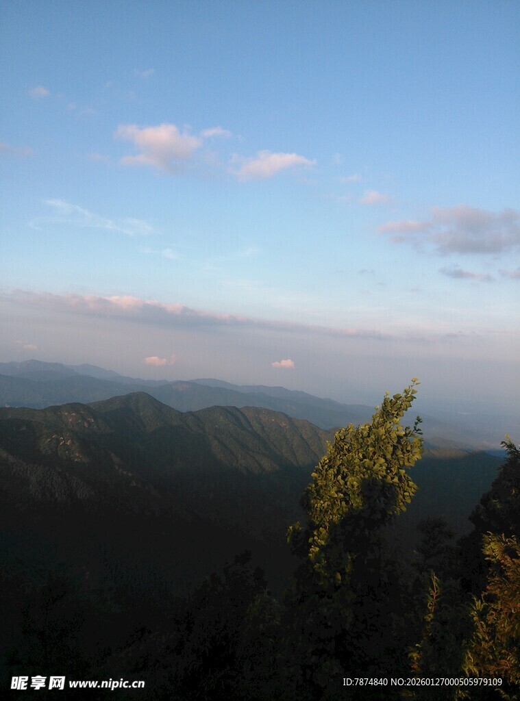 山间美景 远眺广阔天际