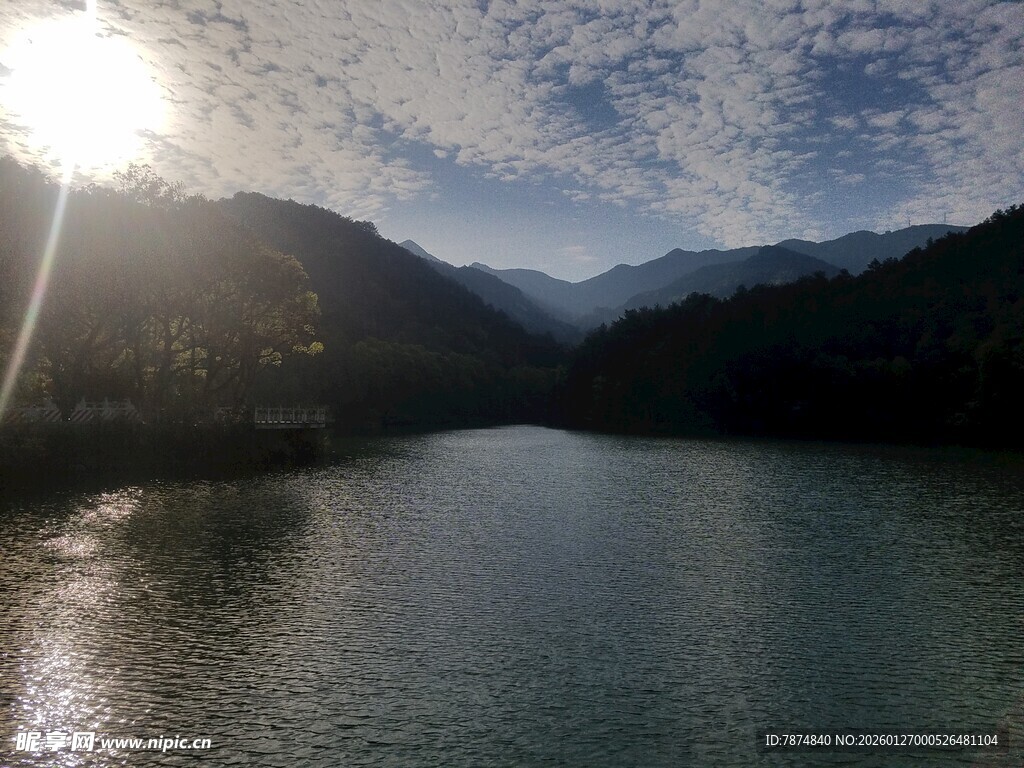 衡山阳光照耀下的山水美景