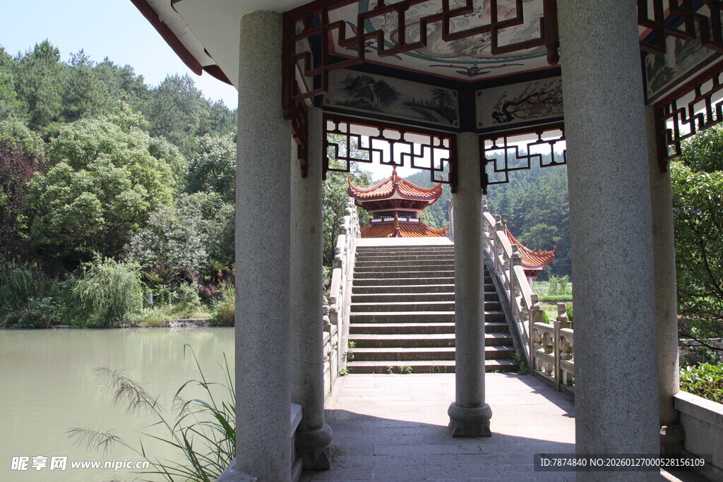 衡山中式湖畔凉亭美景