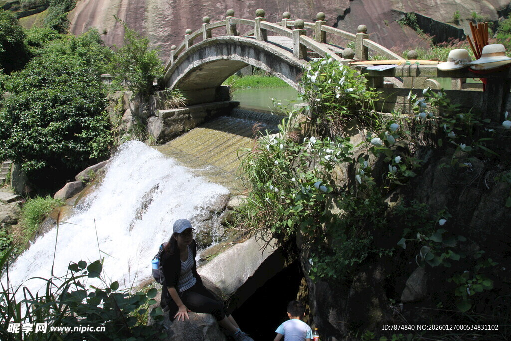 衡山山间石桥下的潺潺流水