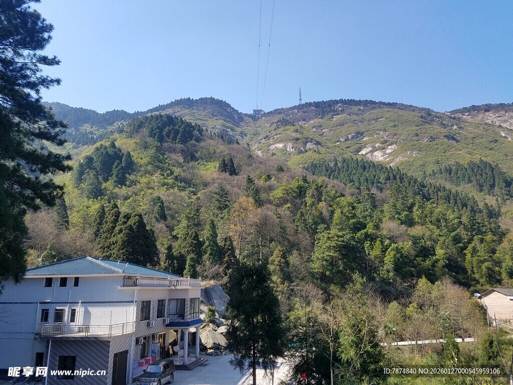 衡山山间景致 屋舍隐于葱郁间