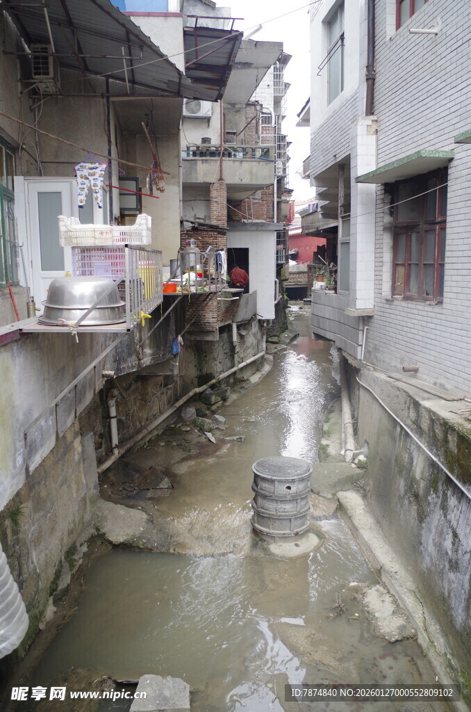 衡山狭窄泥泞小巷景象