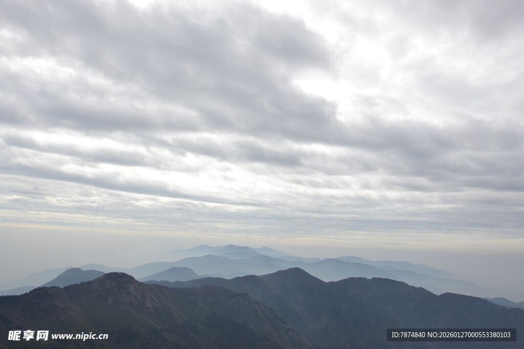 衡山云雾缭绕的连绵山脉