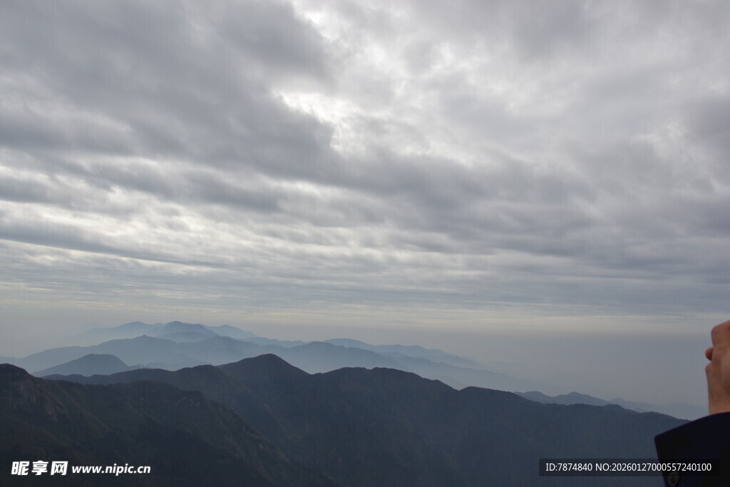 衡山云雾缭绕的山峦远景