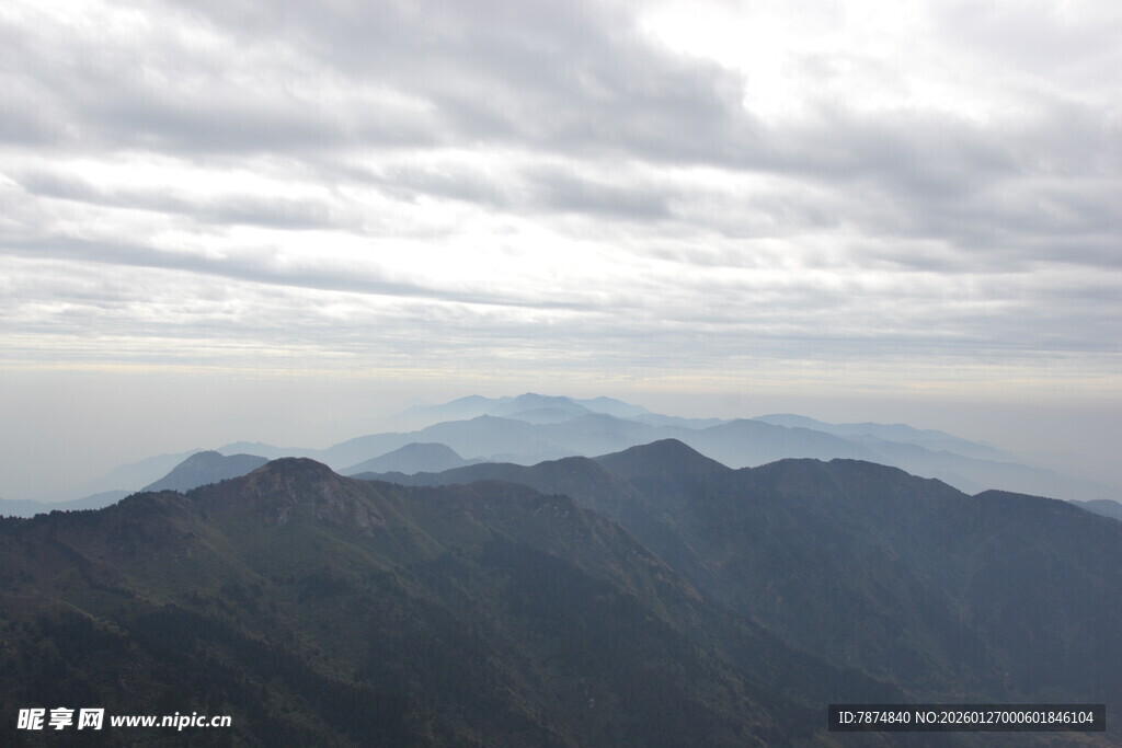 衡山云雾缭绕的连绵山脉