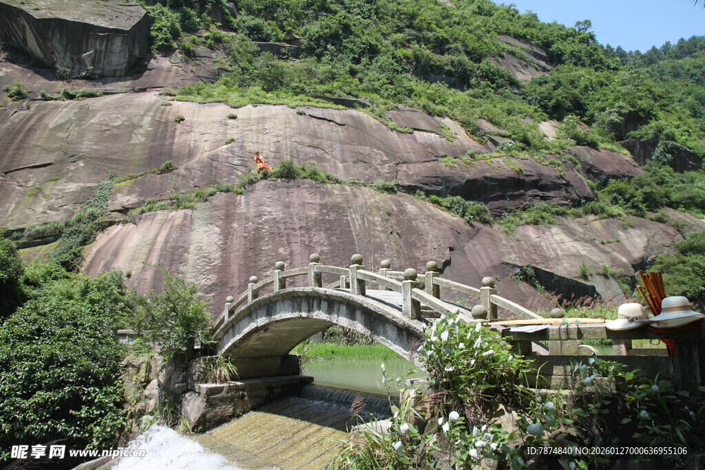 衡山山间石桥伴绿水青山