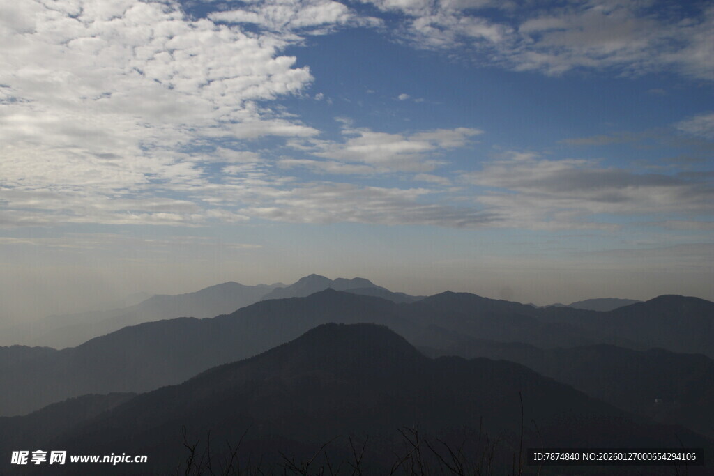 衡山壮丽山景与蓝天白云