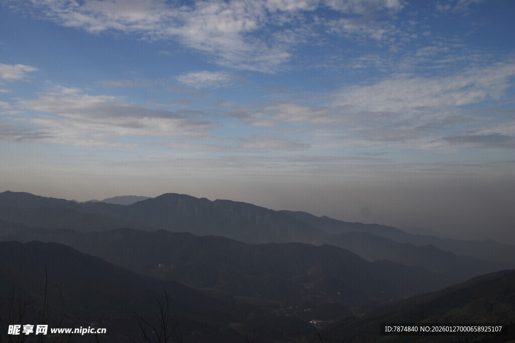 衡山山峦云海间的壮美风光