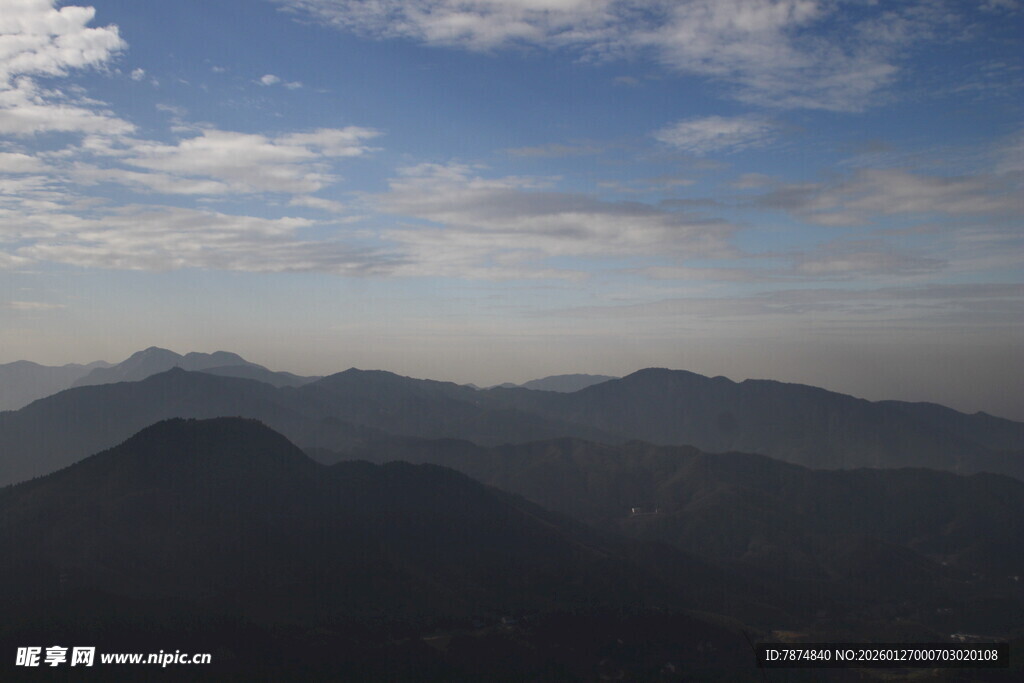 衡山蓝天白云下的连绵山脉