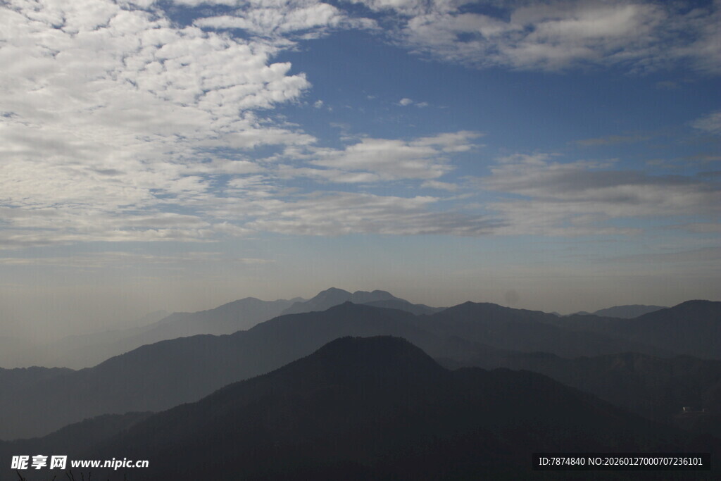 衡山蓝天白云下的连绵山脉