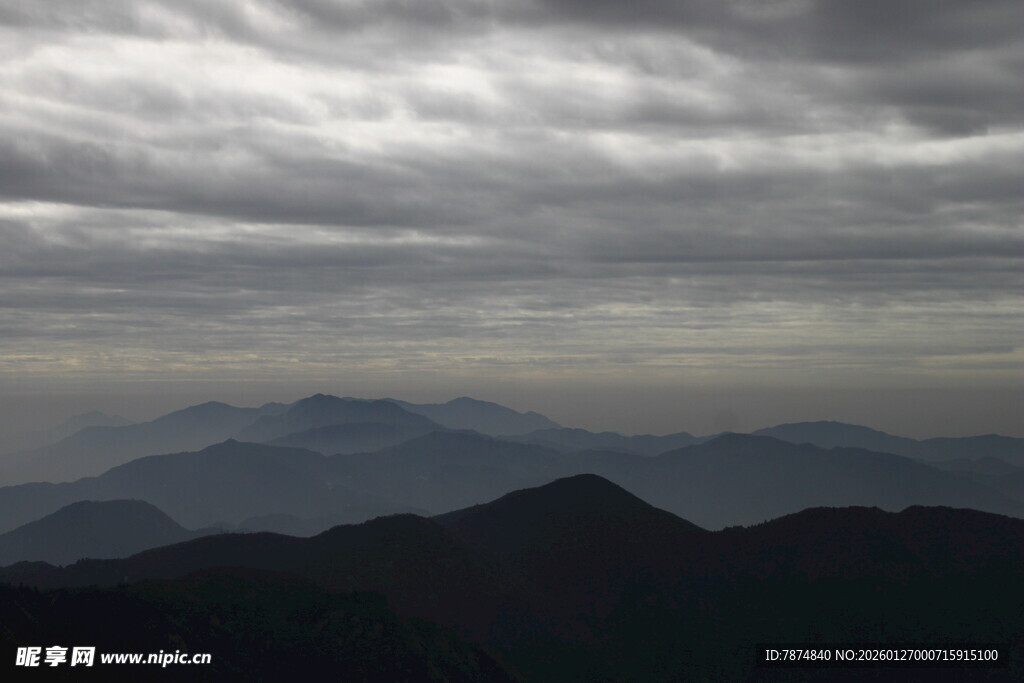 衡山云雾缭绕的连绵山脉