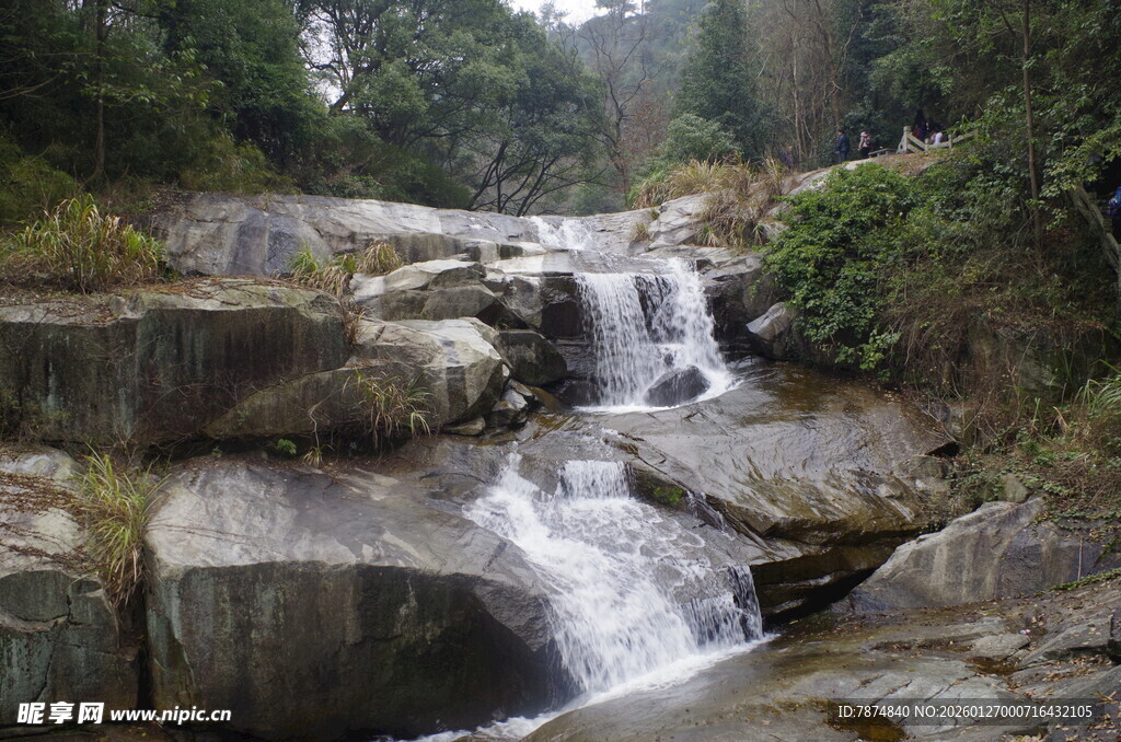 衡山山间溪流潺潺 奇石相伴