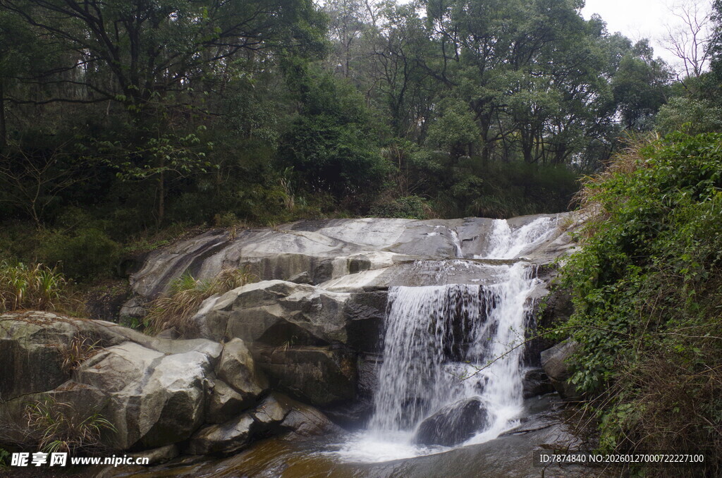 衡山山间小瀑布景观