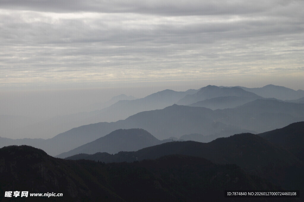 衡山云雾缭绕的连绵山脉