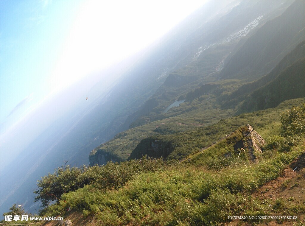 衡山山间美景 阳光洒落绿野