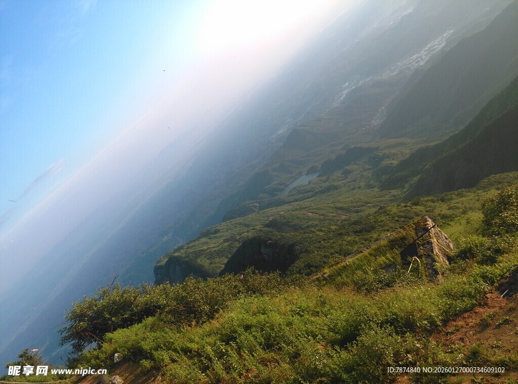 衡山山间徒步者赏壮丽云海景