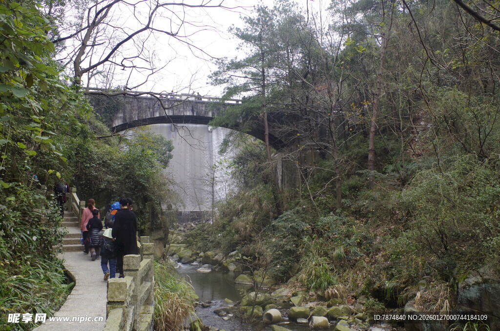 衡山山间小径旁的古朴石桥