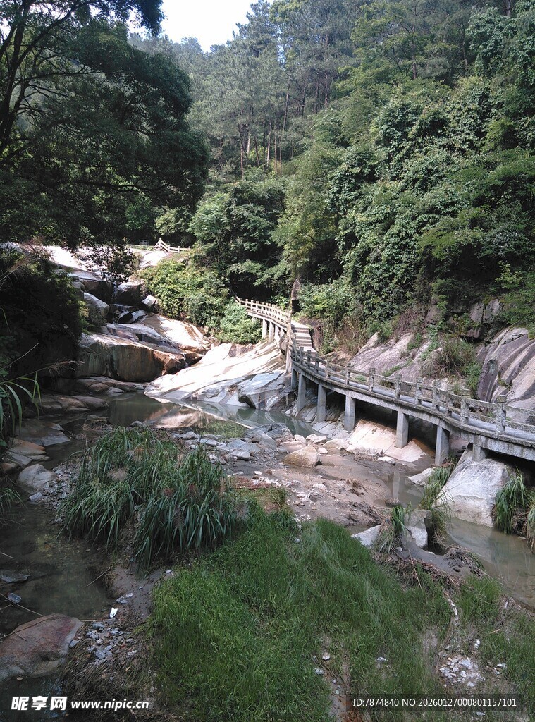 衡山山间溪流上的古朴小桥