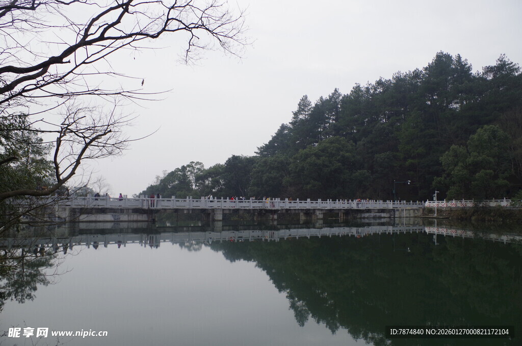 衡山宁静湖水与桥的自然景致