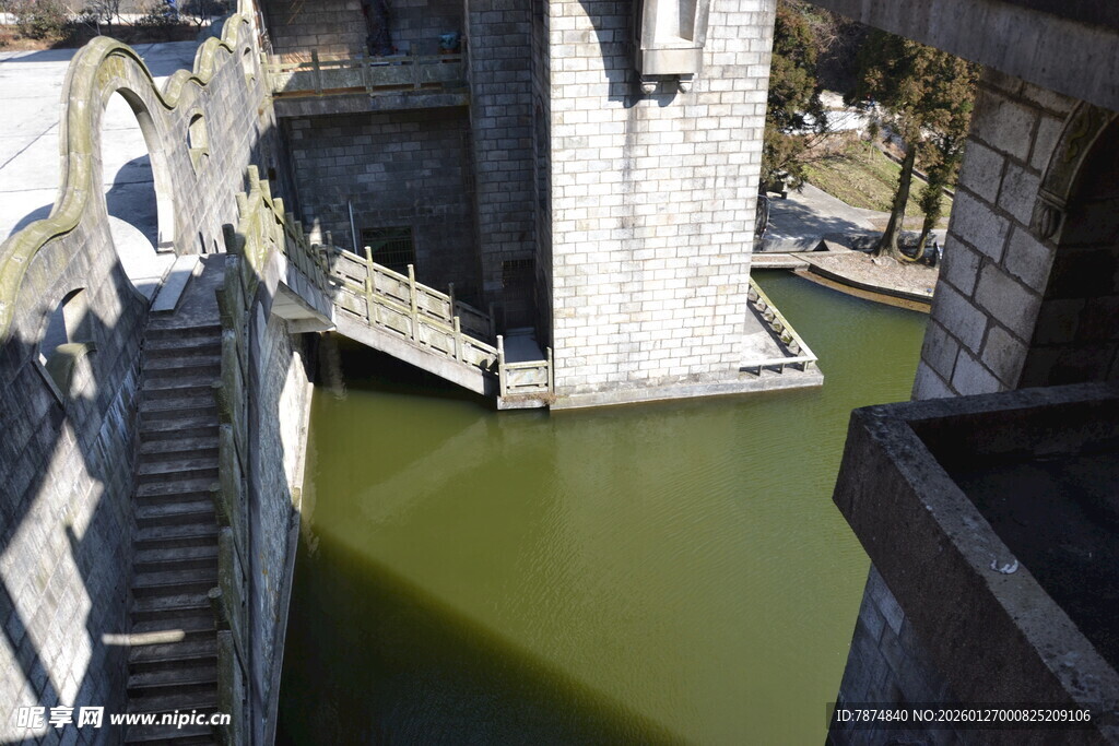 衡山古老水道旁的建筑景观