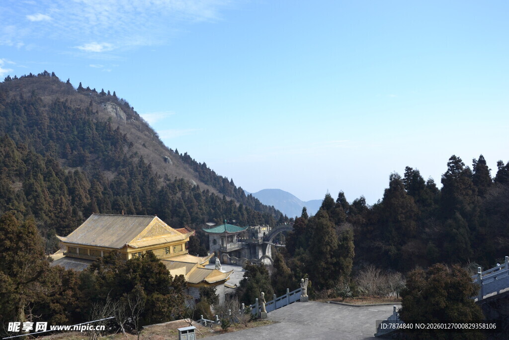 衡山山间金顶建筑风景
