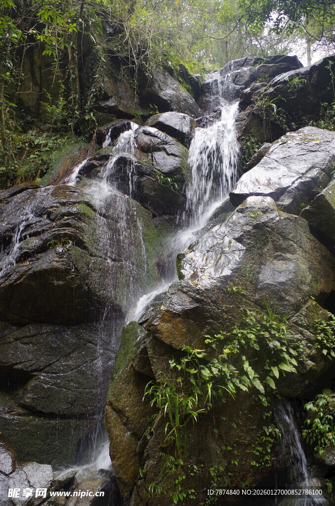 衡山山间瀑布与岩石绿植景观