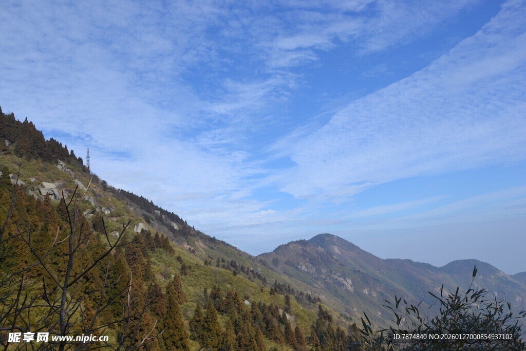 衡山壮丽山景 蓝天白云相衬