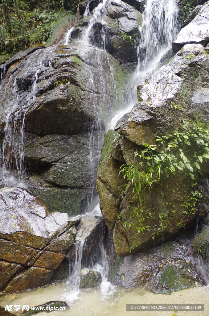 衡山山间瀑布岩石绿植景观